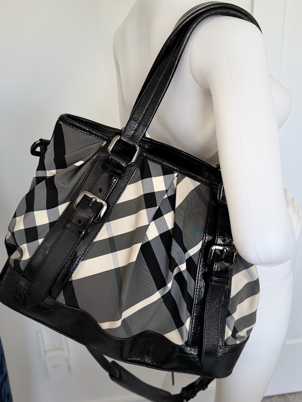 Burberry Beat Check Patent Tote • Made in Italy - Picture 15 of 15
